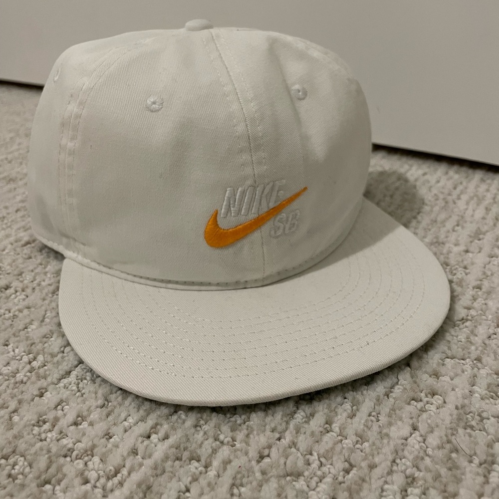 Nike SB White SnapBack Hat Brand New No Tags
